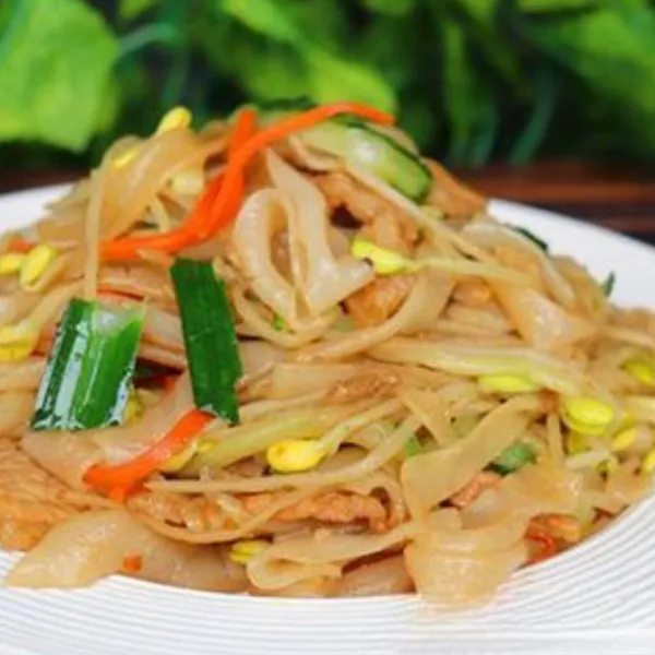Bean Sprouts With Flat Rice Noodle or Chow Mein